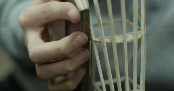 Il ragazzo sta macinando il modello di legno di aereo, le mani del ragazzo, la billetta dell'aereo, la billetta di legno, laboratorio di modellazione dell'avia dei bambini — Video Stock