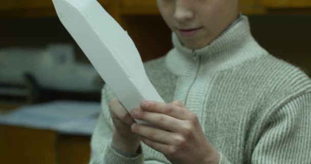 Niño con detalle en sus manos, Laboratorio de Modelado de Avia Infantil, Construcción de Modelo de Avión Avia, Construcción de Aeronaves — Vídeos de Stock