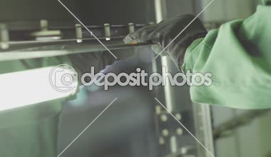 İşçi el eldiven eller alüminyum çerçeve cam, atölye, üretim için camlı pencere cam yapıştırma