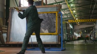 Vandal Direnci Cam Testi İki İşçi Çekiç ve Crowbar tarafından Bulletproof Cam Üzerinde Strike Blows Dayak vardır Kırık Crackles değildir