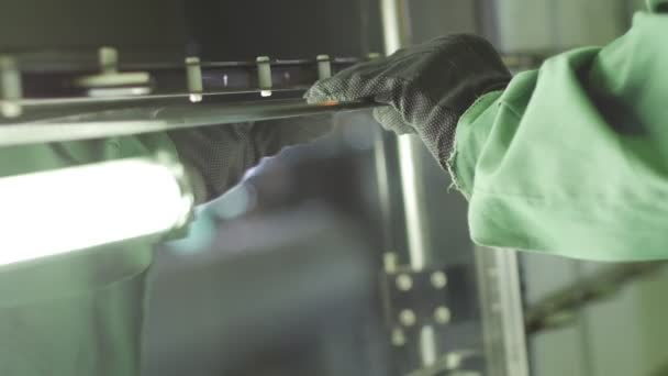 Handen van werknemers handen in handschoenen zijn steken het Aluminium Frame het glas, de Workshop, de vervaardiging van glas voor glazen venster — Stockvideo