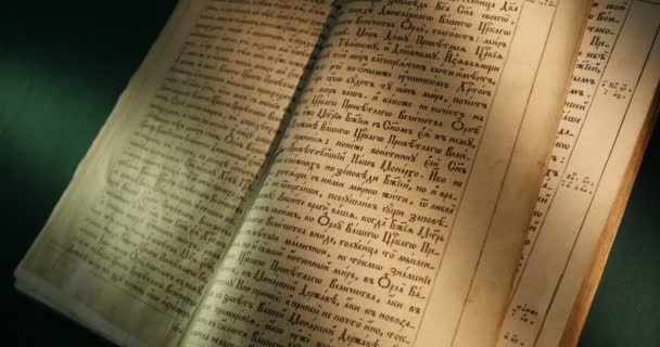 Old Book Paterik kijevi-Pecherska Lavra ősi szláv stílusban Writing metszések képek epizódok az élet a szentek szerzetesek Turning oldalak — Stock videók