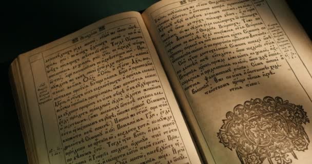 Old Book Paterik kijevi-Pecherska Lavra ősi szláv stílusban Writing metszések képek epizódok az élet a szentek szerzetesek Turning oldalak — Stock videók
