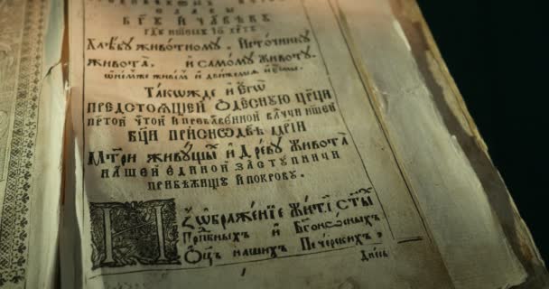 Vieux livre Paterik de Kiev-Pecherska Lavra Vieux-slave Style d'écriture Gravures Images Épisodes de la vie des saints moines tournant les pages du livre 