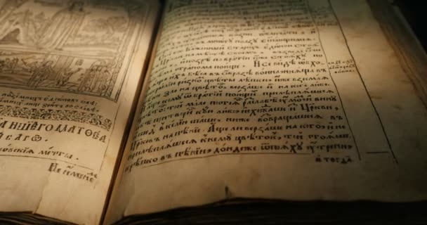 Antiguo libro Paterik de Kiev-Pecherska Lavra Antiguo estilo eslavo de escribir grabados Fotos Episodios de la vida de los santos Monjes Voltear páginas del libro — Vídeo de stock