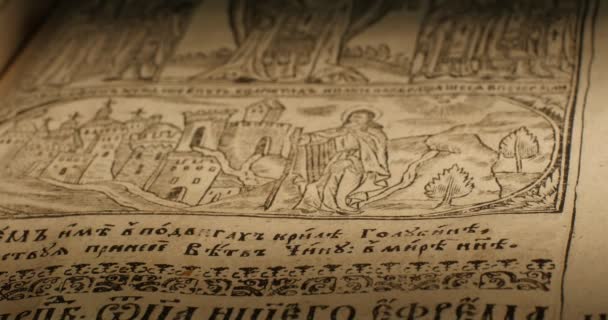 Oude boek Paterik van Kiev-Pecherska Lavra oude-Slavische stijl van het schrijven van gravures Foto's afleveringen van het leven van heiligen monniken draaien pagina's van boek — Stockvideo