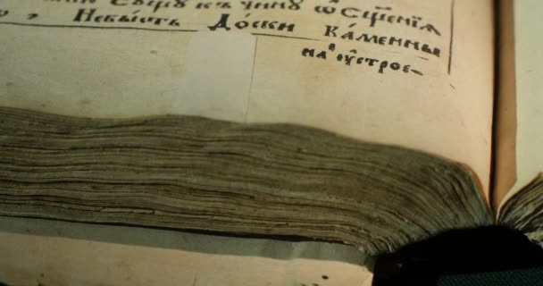 Vieux livre Paterik de Kiev-Pecherska Lavra Vieux-slave Style d'écriture Gravures Images Épisodes de la vie des saints moines tournant les pages du livre 