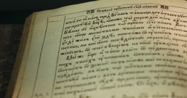 旧书帕德里克基辅佩切斯卡拉夫拉 1762 年图片集从圣徒的生活全景的旧书旧斯拉夫写作页 — 图库视频影像