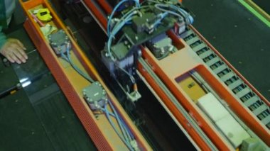Çalışan adam var döndü makine için kesme üç katlı cam makine Tripleks ve döner On ısı atölye kesiyor