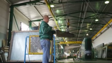 Vandal Direnci Cam Testi İki İşçi Kurşun Geçirmez Cam Cam Üzerinde Battering Ram ile Grev Darbeler Dayak için Hazırlanıyor Kırık Değil