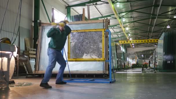 Pruebas de vidrio en vidrio de resistencia a los vándalos de 12 mm Dos trabajadores están golpeando golpes de huelga con barra de torsión en vidrio a prueba de balas El vidrio no está roto — Vídeo de stock