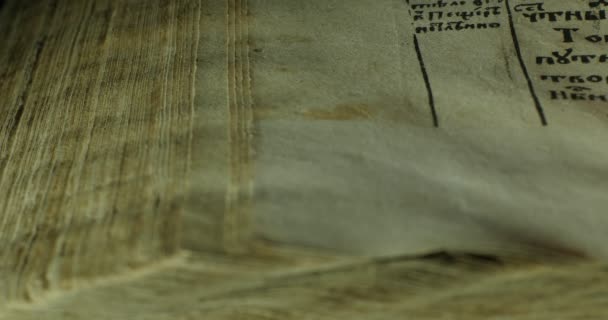 Vieux livre Paterik de Kiev-Pecherska Lavra Vieux-slave Style d'écriture Gravures Images Épisodes de la vie des saints moines tournant les pages du livre 