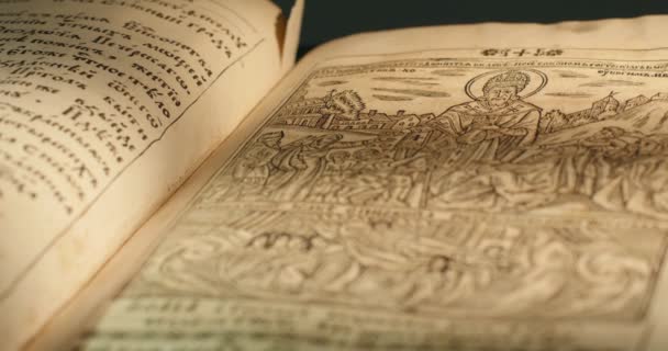 Vieux livre Paterik de Kiev-Pecherska Lavra Vieux-slave Style d'écriture Gravures Images Épisodes de la vie des saints moines tournant les pages du livre 