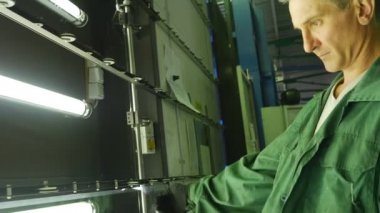 Rulo Normal Pencere Temperli Ve Zırhlı Cam Kiev Ukrayna Cam Yapımı Sac Için İşçi Yapıştırıcılar Alüminyum Çerçeve Stand Cam Hizmet Vermektedir