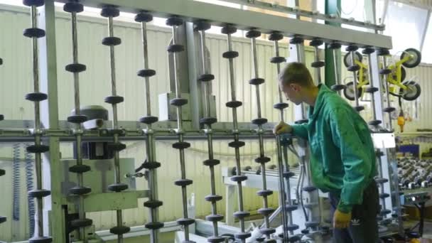 Cadre avec rouleaux prend le verre pour le remplissage avec du gaz argon Fabrication de verre trempé et blindé de fenêtre normale à l'intérieur Kiev Ukraine — Video