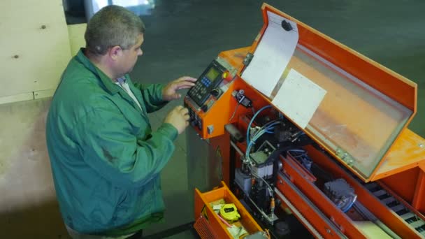 Snijden van gehard triplex gelaagd glas met verwarmingsspiralen maken van normaal raam getemperd en gepantserde glasfabriek voor de behandeling van vlak glas — Stockvideo