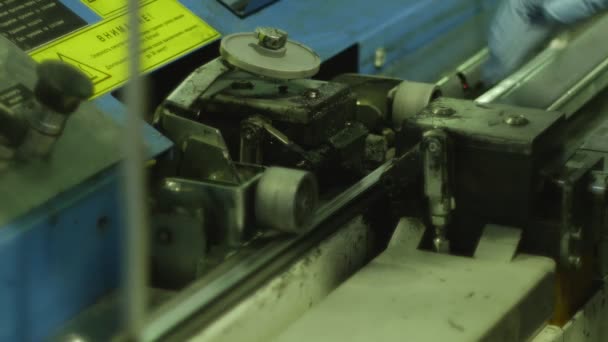 Aluminiumrahmen verläuft zwischen den Rollen und wird mit Mastix beschmiert, der die normale Fenstervergütung und Panzerung von Glas auf den Maschinen ermöglicht. — Stockvideo