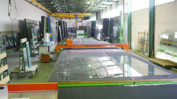 機械上の平らなガラスの扱いのための通常の窓の焼き付きと装甲ガラス工場の強化された三重化ガラスの切断 — ストック動画