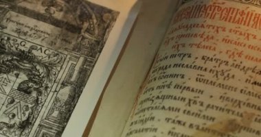 Eski Kitap Resim Close Up Paterik Kiev-Pecherska Lavra Eski-Slav Tarzı Gravürler Yazma Resimleri Bölüm Yaşam Aziz Rahipler Turning Sayfalar