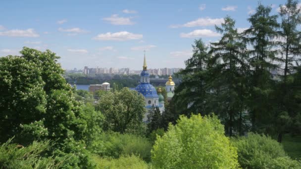 Lila akasya Syringa Vulgaris Senegalia Greggii Kiev Botanik Bahçesi içinde Vydubychi Manastırı Dnieper bahar kubbeleri çiçek açan bahar manzara — Stok video