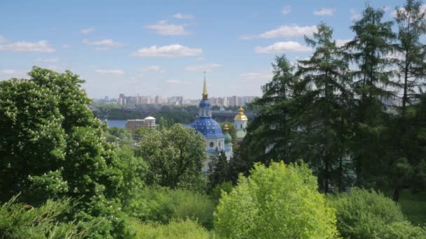 Весняний пейзаж квітучий Бузок акації Бузок ефіроолійний вульгарні Senegalia Greggii Київського ботанічного саду в весна куполи Дніпра Видубицький монастир — стокове відео