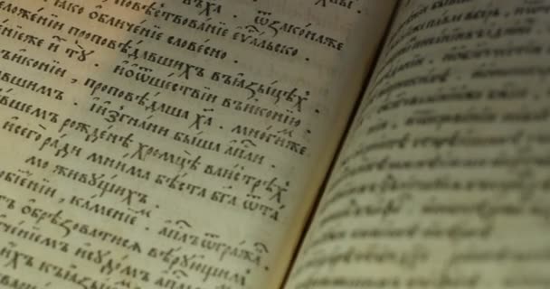 Vieux Livre Photo Fermer Paterik de Kiev-Pecherska Lavra Vieux-slave Style d'écriture Gravures Images Épisodes de la vie des saints Moines pages tournantes 