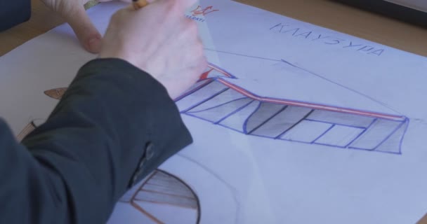 De handen van de mens zijn tekenen in het blad van papier architecturale schetsen tekeningen ontwerpen schematische getekend op papier binnenshuis Kiev Oekraïne — Stockvideo