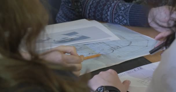 Lányok fiú emberek Pen és ceruza diákok a kar építészet az osztályteremben építészeti vázlatok rajzok formatervezési sematikus húzott — Stock videók