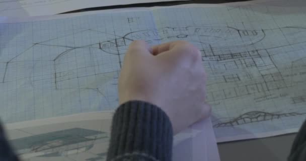 Mano Con Pluma Dibujos arquitectónicos Dibujos Diseños Esquema dibujado en papel interior Kiev Ucrania — Vídeos de Stock