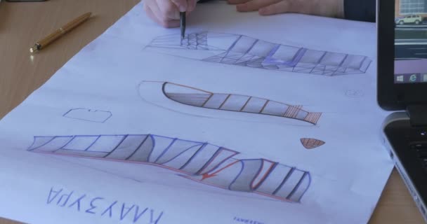 Mulher da mão da mulher está desenhando Mulher está sentada trabalhando no computador Arquitetura esboços desenhos desenhos esquemáticos desenhados no papel dentro Kiev — Vídeo de Stock