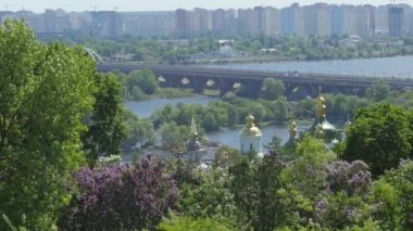 Dinyeper Kiev Bahar Manzara Kubbeler Vydubychi Manastırı Beyaz Bulutlar Demiryolu Köprüsü Dinyeper Across Of Çok Katlı Evler