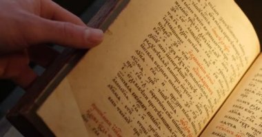 Kiev-Pecherska Lavra Eski-Slav Yazma Gravürler Resimleri Bölüm Aziz Rahipler Turning Pages Eski Kitap Paterik Man's Hands