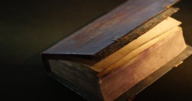 El Kapalı Eski Kitap Kapağı Açılış Paterik Kiev-Pecherska Lavra Eski-Slav Yazma Gravürler Resimleri Kitap Sayfaları Dönüm Saints Monks Yaşam