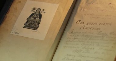 Kiev-Pecherska Lavra Nestor'un İmaj Önsözü Eski Slav Yazı Gravürleri Resimleri Azizlerin Hayatı Sayfalarını Çeviren Eski Kitap Paterik'in Adam Eli