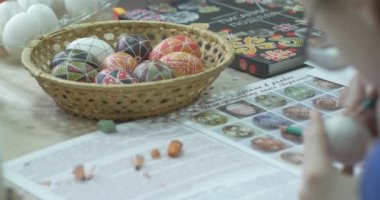 Wicker Sepette Boyalı Paskalya Yumurtaları Paskalya Yumurtası Kız Paskalya Yumurtası Çizer Kalem Teknolojisi ile Paskalya Yumurtası Üzerine Çizim