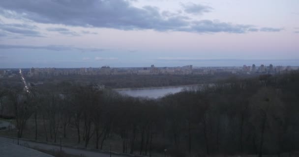 Paisaje de otoño Panorama de la orilla izquierda de Kiev Ucrania Dnieper estela en la colina de la fama Parque Monumento a la muerte por hambre Cúpulas de Kiev-Pechersk Lavra — Vídeos de Stock