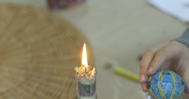 Vela Ardiente Niño Quema Pintado Huevo De Pascua Y Limpiarlo Con Un Paño Tecnología De Huevo De Pintura En Huevo De Pascua Pintura En Huevo De Pascua Por El Bosquejo — Vídeos de Stock