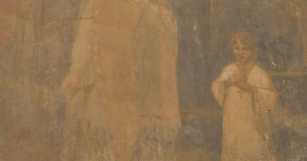 Τοιχογραφία του αιδεσιμώτατου πατέρες της εκκλησίας του Αγίου Αντωνίου με την εικόνα της Κοιμήσεως της μητέρας του Ιησού — Αρχείο Βίντεο