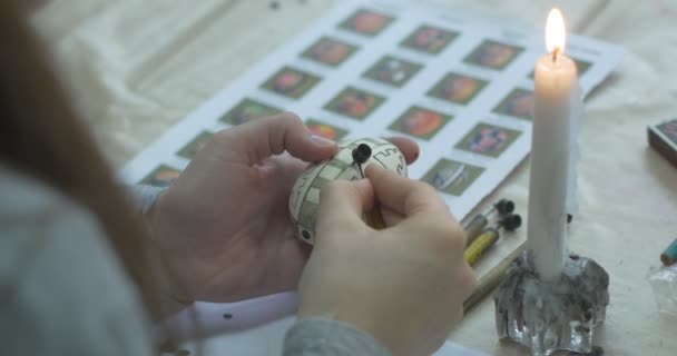 Pinturas de niña en el huevo de Pascua por el bosquejo Naturaleza muerta de los huevos de Pascua Vela ardiente Tecnología de pintura en el huevo de Pascua por el bosquejo Cerrar Vista interior — Vídeo de stock