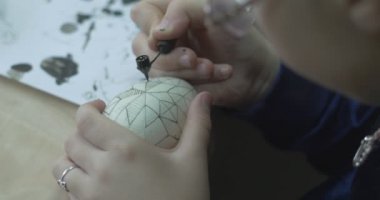 Mavi Kazak Ve Gözlük Kız Paskalya Yumurtası Teknolojisi Üzerinde Boyama Paskalya Yumurtası Üzerinde Çizim Kapalı Kapalı Görünümü ile Paskalya Yumurtası Boyama