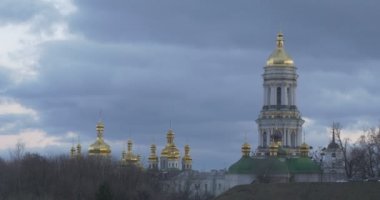 Sonbahar Manzara Gri Bulutlar Ağaçlar Yapraksız Kubbeler Kiev-Pechersk Lavra Kiev Ukrayna Açık Geniş Shot