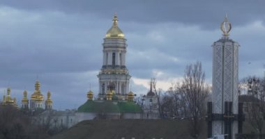 Sonbahar Manzara Gri Bulutlar Domes Kiev-Pechersk Lavra Anıtı Yapraklar Olmadan Ukrayna AğaçlarDa Kıtlık Kurbanları Için Açık