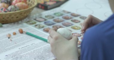 Kız Kalem Boyalı Paskalya Yumurtası Ile Paskalya Yumurtası Üzerine Çizer Hasır Sepet Teknolojisi Paskalya Yumurtası Üzerinde Boyama On Easter Egg On Sketch