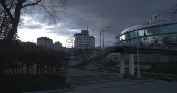 Twilight herfst Cityscape van Kiev Oekraïne Hotel Salut voetgangersbrug over de Autoroad Auto's Ga door verharde auto wegen bomen zonder bladeren buitenshuis — Stockvideo