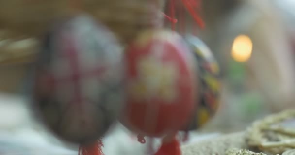 Œufs peints colorés accrocher sur des cordes rouges Deux filles en arrière-plan Dessiner sur les œufs de Pâques Technologie de peinture sur oeuf de Pâques par le croquis — Video