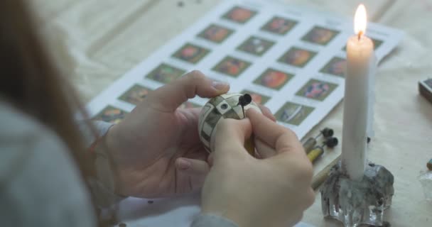 Pinturas de niña en el huevo de Pascua La tecnología de la vela ardiente de la pintura en el huevo de Pascua Pintura en el huevo de Pascua Por El Bosquejo Interior Cerrar Vista — Vídeo de stock