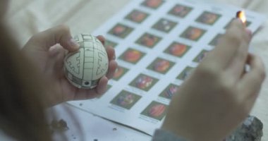 Kız Paskalya Yumurtası Burning Mum Teknolojisi Paskalya Yumurtası Üzerinde Boyama Üzerinde Boyalar Paskalya Yumurtası Üzerinde Çizim Kapalı Yakın Görünüm