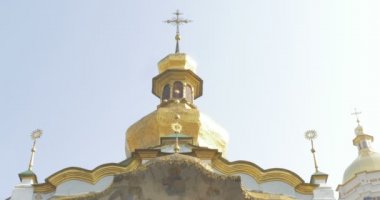 Kiev-Pechersk Lavra Kutsal Kapılar Kilisesi Ana Giriş Kilisesi Altın Cupola Mavi Gökyüzü Güneşli Kutsal Teslis Panorama Kutsal Kapılar Kilisesi üzerine