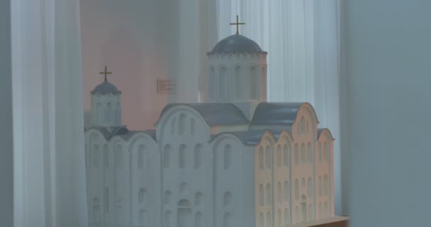 Μικρό λευκό γύψο μοντέλο της εκκλησίας Tithe στο Μουσείο του Κιέβου-Pechersk Lavra σε εσωτερικούς χώρους — Αρχείο Βίντεο