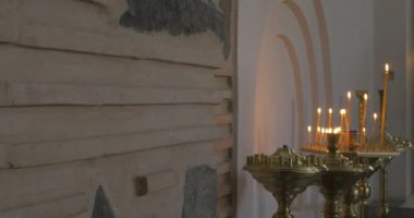 Kiev-Pechersk Lavra Kahverengi Duvarlar Varsayım Katedrali içinde Üç Şamdanlar John Baptist Kilisesi Separeted Tapınağı Burning Mumlar